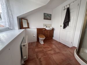 Ensuite - click for photo gallery
